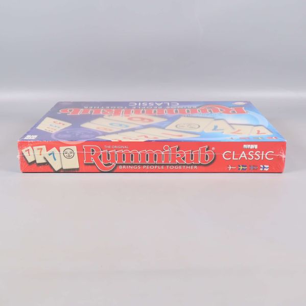 Nedre sidan av Rummikub-låda visar logotyp och symboler