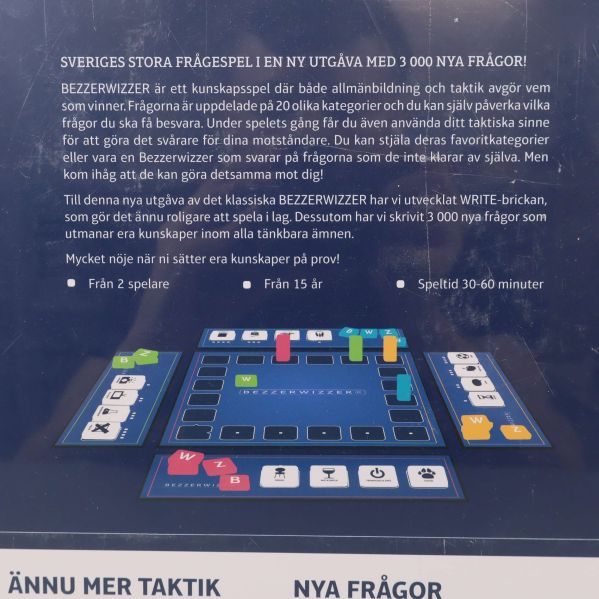 Närbild av baksidan med spelbeskrivning och spelplan