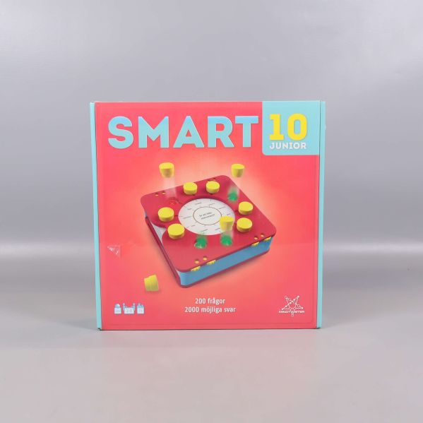 Framsida på Smart 10 Junior spel med färggrann spelbricka och markeringsknappar