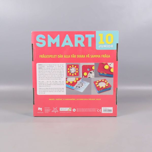 Baksida av spelkartongen med spelinformation och detaljerade bilder på spelmaterialet