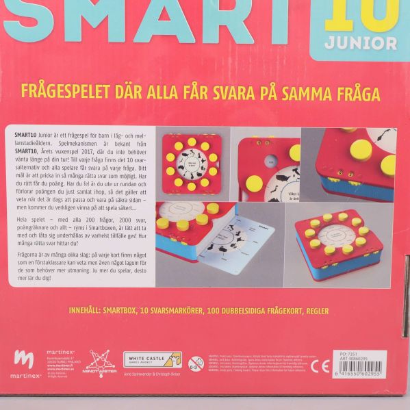 Närbild på baksidan som visar spelbeskrivning och innehåll