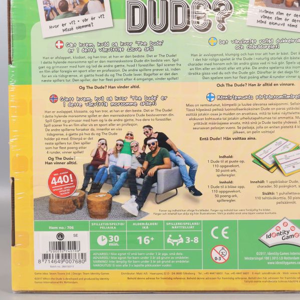 Närbild på baksidan av Who’s the Dude med instruktioner, spelartal och ålder