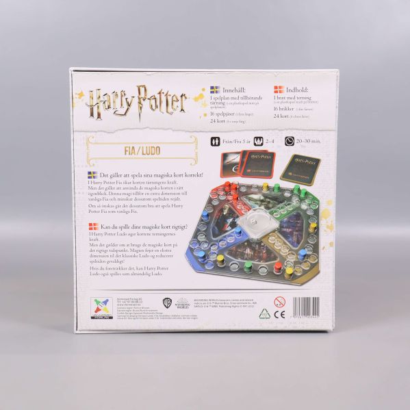 Baksidan av Harry Potter Fia-spel med spelbeskrivning och bild på innehållet