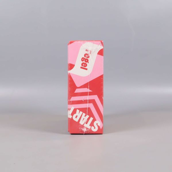 Sida av spelkartong Taco Tajm med rosa och vita illustrationer