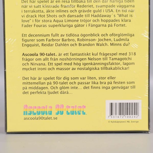 Närbild på baksidan av Ascoola 90-talet med text och logotyp