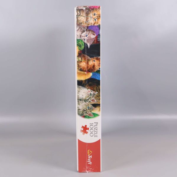 Sidovy av pusselask med staplade katter synliga