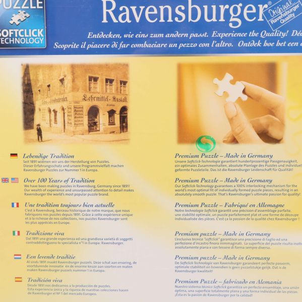 Närbild på baksidan av Ravensburger pussel med flera språk