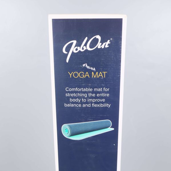 Närbild på JobOut yoga matta med text på förpackning