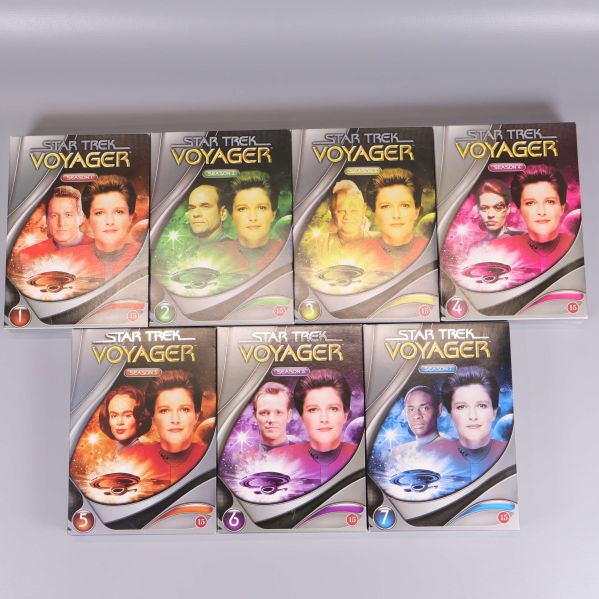 Framsidor på sju Star Trek Voyager säsongsboxar