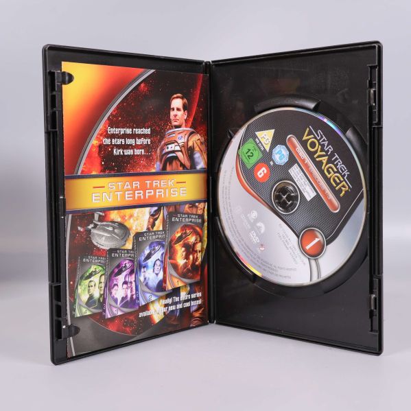 Öppen DVD-box med Star Trek Voyager skiva inuti