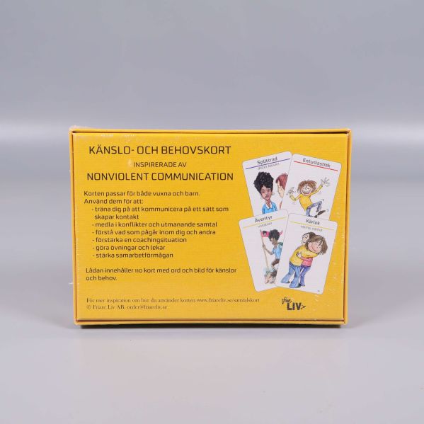Baksida av ask med exempelbilder på kort och instruktioner