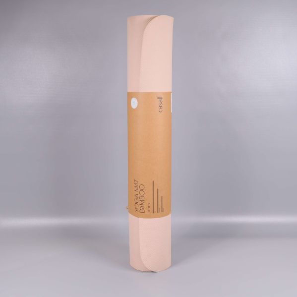 Stående rullad yogamatta med beige yta