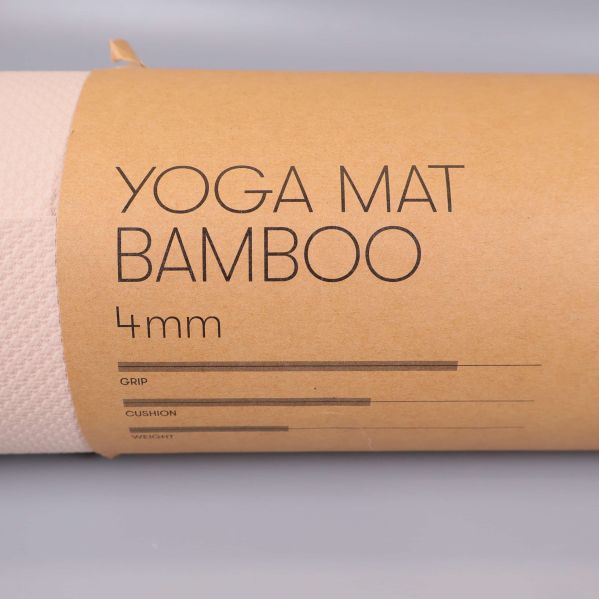 Närbild på etikett med texten Yoga Mat Bamboo 4mm