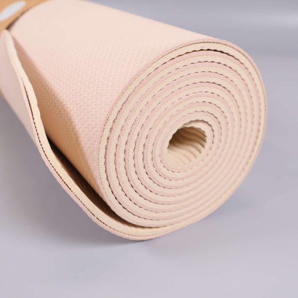 Närbild på den texturerade ytan på yogamattan