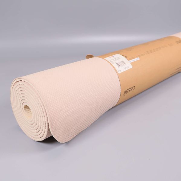 Liggende yogamatta delvis utrullad med etikett
