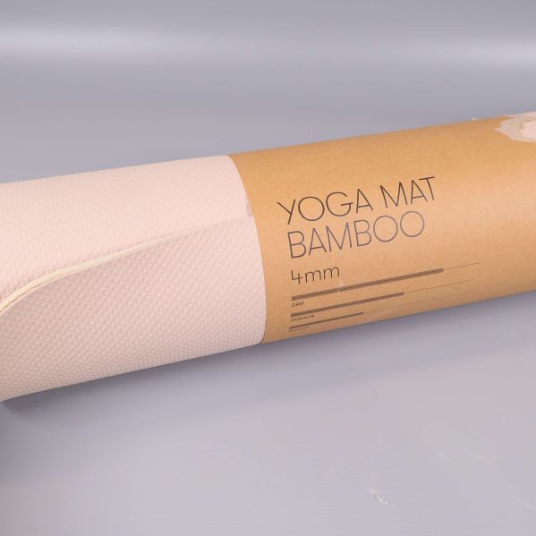 Närbild på yogamattans struktur och etikett