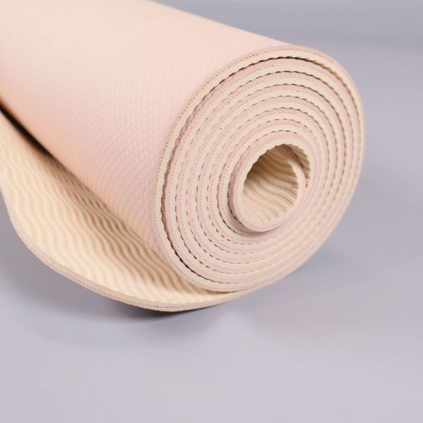 Utrullad yogamatta visar struktur och tjocklek