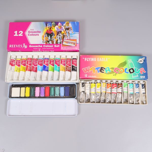 Uppställda färglådor med gouache och vattenfärger samt pastellkritor