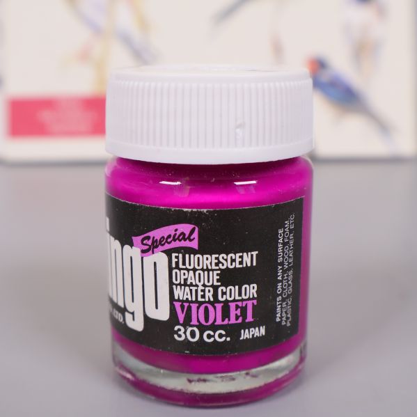 Närbild på burk med Flamingo violett akvarellfärg
