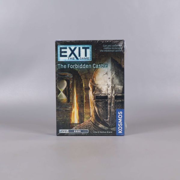 Framsidan av Exit The Game The Forbidden Castle med riddarhjälm