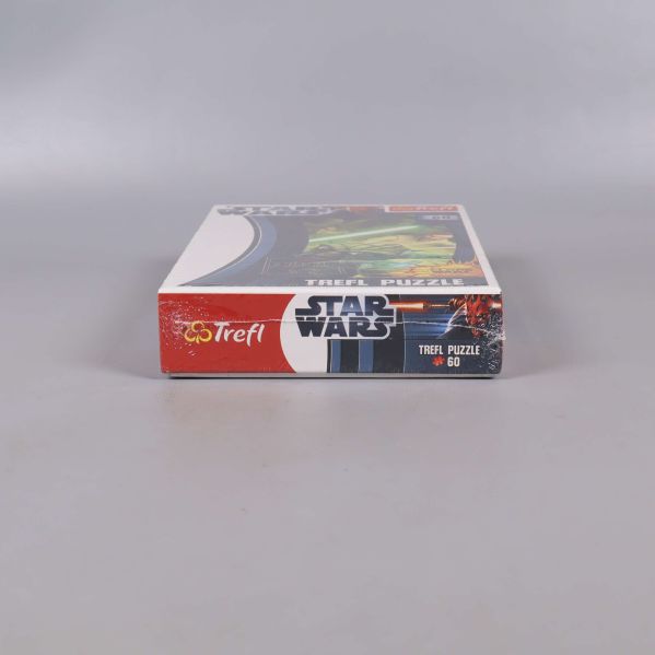 Övre kant av Star Wars Trefl pusselask med Trefl och Star Wars logotyper