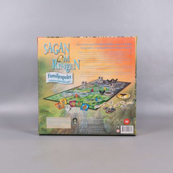 Baksidan av spelkartongen visar spelplan och komponenter