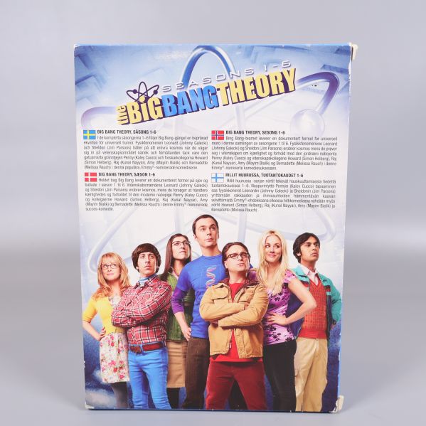 Baksidan på The Big Bang Theory dvd-box med serieinformation