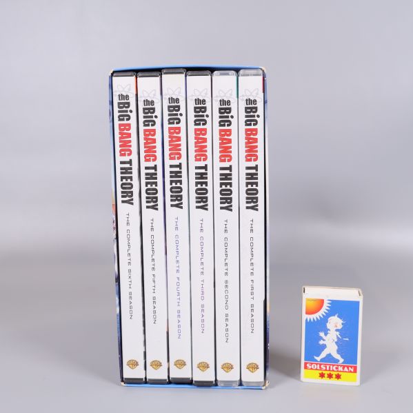 Sju dvd-fodral från The Big Bang Theory box sida vid sida
