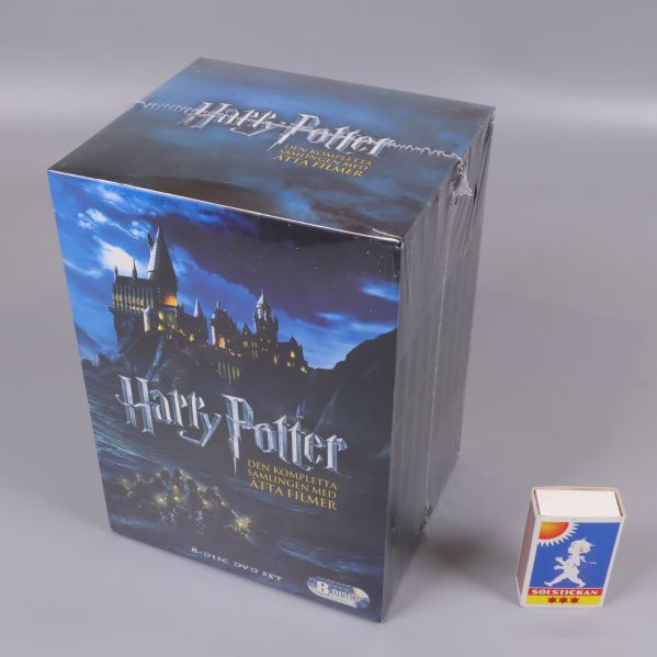 Harry Potter box bredvid tändsticksask för storleksjämförelse