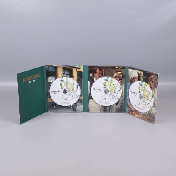 Öppen DVD-box med tre skivor och serieillustrationer