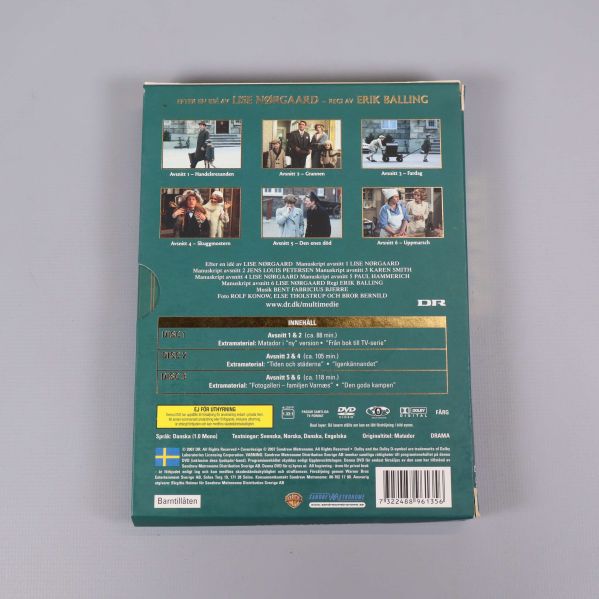 Närbild på baksidan av DVD-boxen med specifikationer och produktmärkning