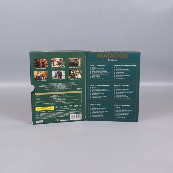 Matador DVD-box baksida med avsnittslista och bilder från serien