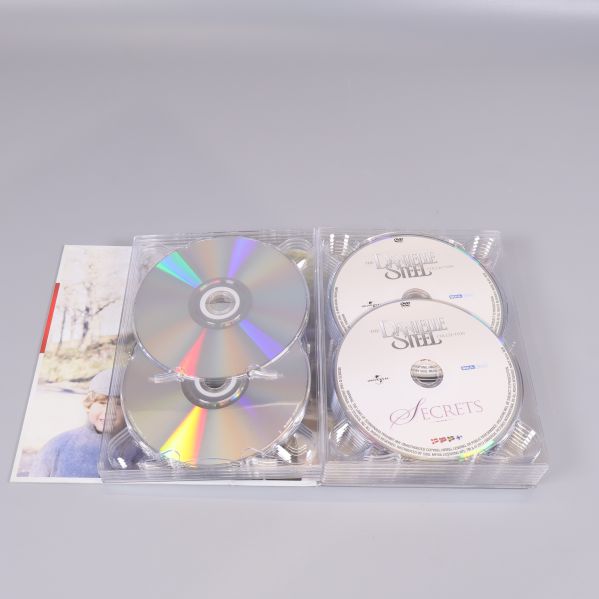 Närbild på DVD-skivor i transparent hållare från boxen