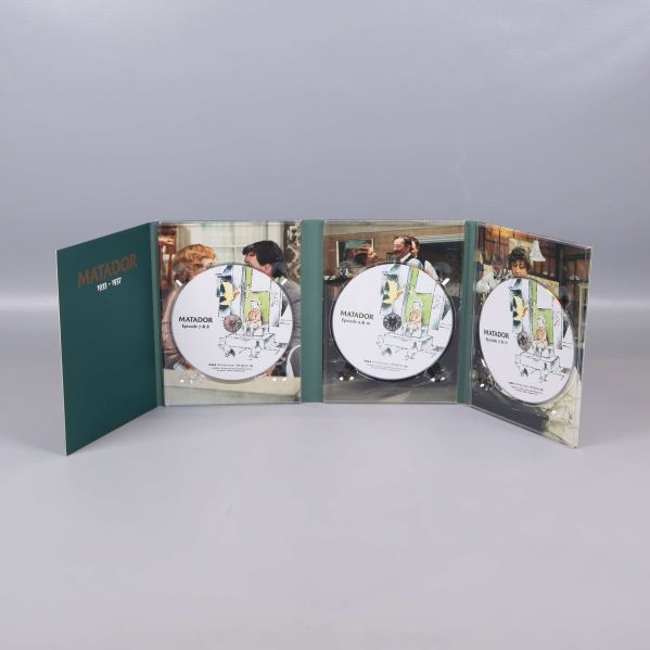 Matador DVD-box inuti med tre diskar uppfällda