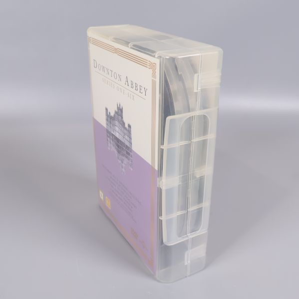 Downton Abbey DVD-box öppnad från sidan med synliga skivor