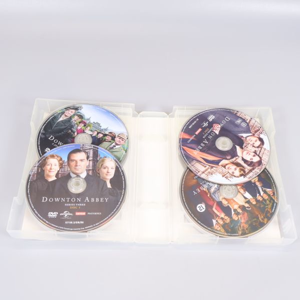 DVD-box till Downton Abbey uppfälld och öppen med samtliga skivor exponerade