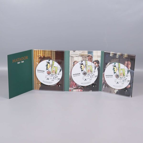 Matador DVD-box inuti med tre DVD-skivor i fodral
