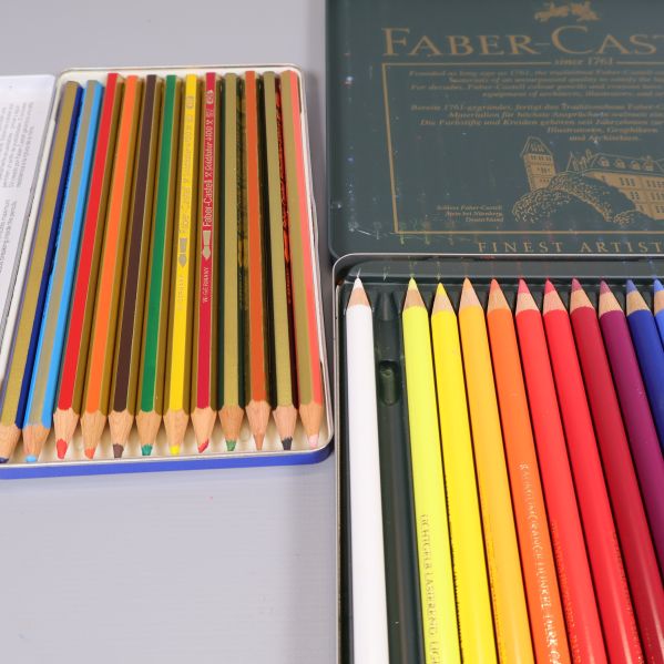 Närbild av färgpennor i ask från Faber-Castell och Goldfaber
