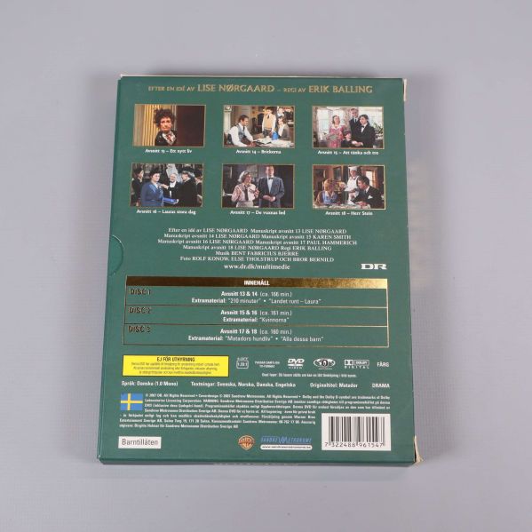 Närbild på baksidan av Matador DVD-box med bilder och specifikationer
