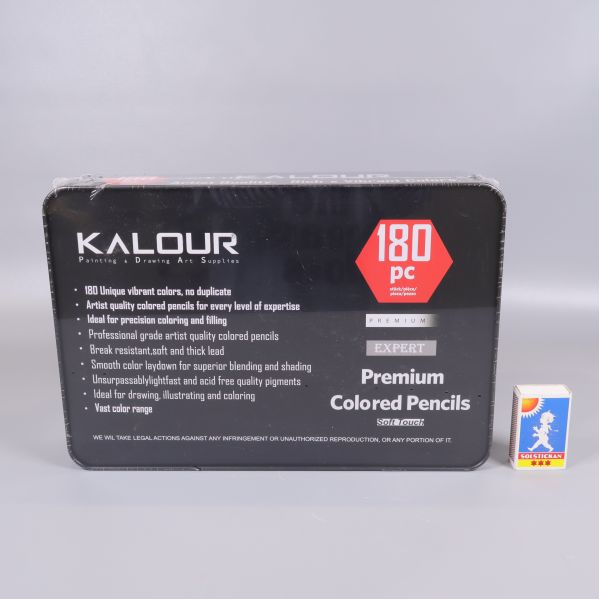 Baksida av asken Kalour Premium Colored Pencils 180 pc, en tändsticksask som storlekreferens