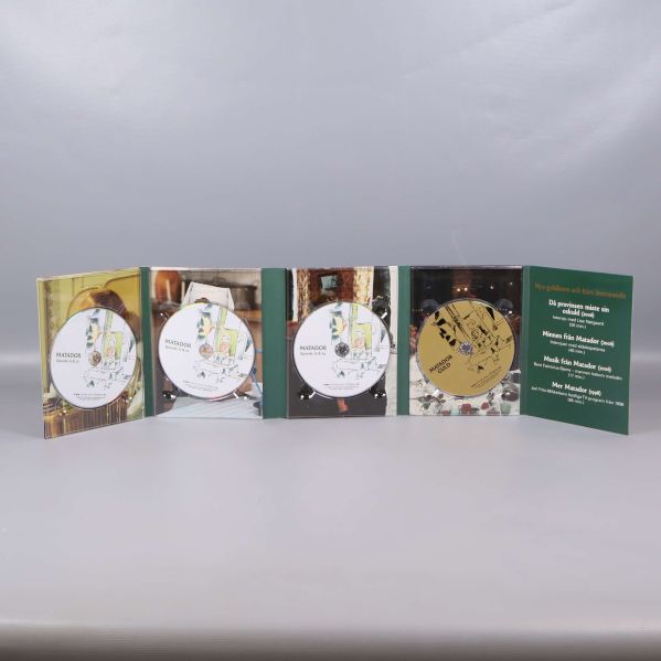 Uppvikta DVD-skivor med omslag och tryck