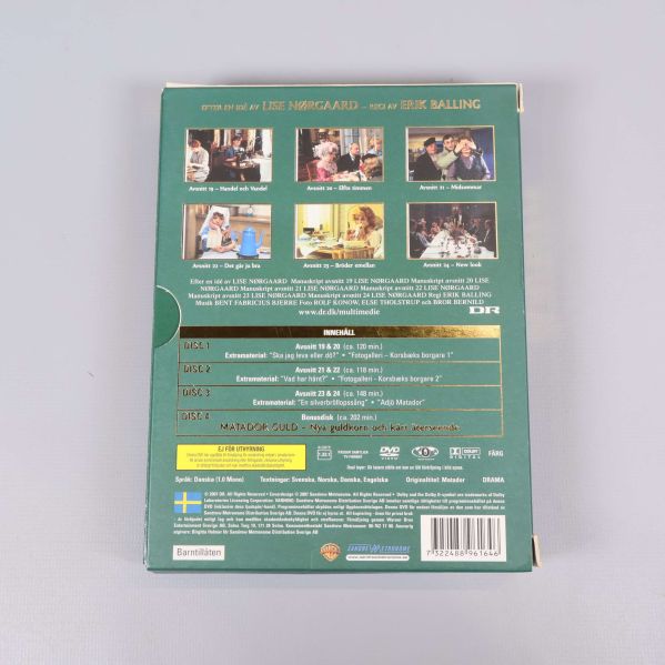 Närbild på baksidan av DVD-boxen med bilder och text
