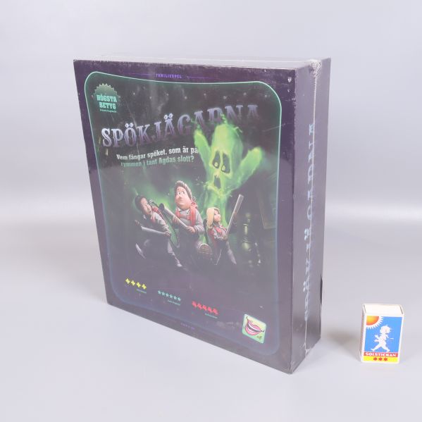 Spelasken Spökjägarna i vinkel med stor tärning som referens