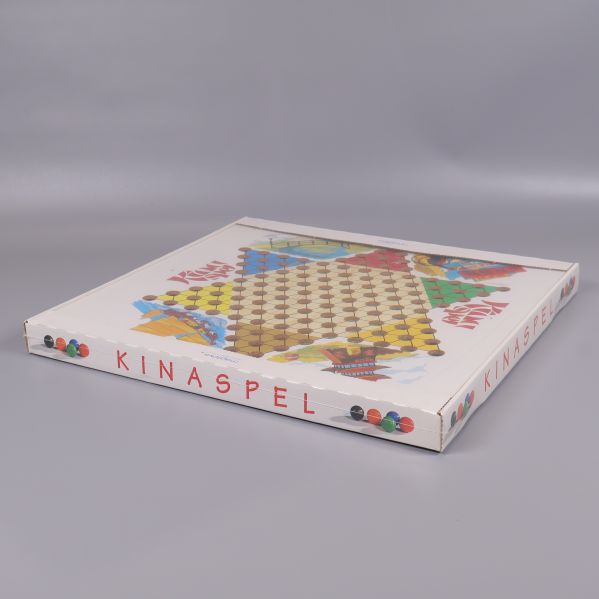 Kinaspelask sedd från vinkel, kinaspel-text på sidan