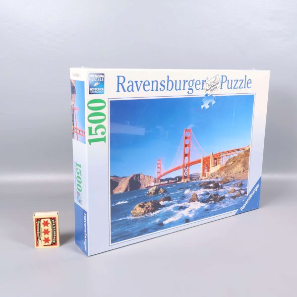 Ravensburger pussel och tändsticksask för storleksjämförelse