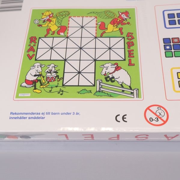 Närbild på rävspel-grafik på baksidan av förpackningen