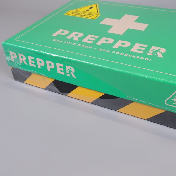 Närbild av prepper-spelask med tydlig logotyp och hörndesign