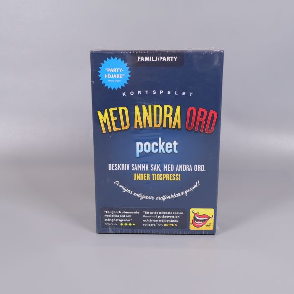 Spelet Med andra ord pocket uppställt på blå bakgrund