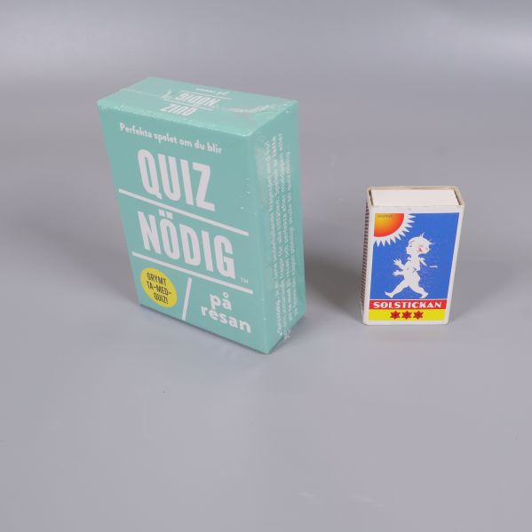 Quiznödig på resan intill tändsticksask för storleksjämförelse
