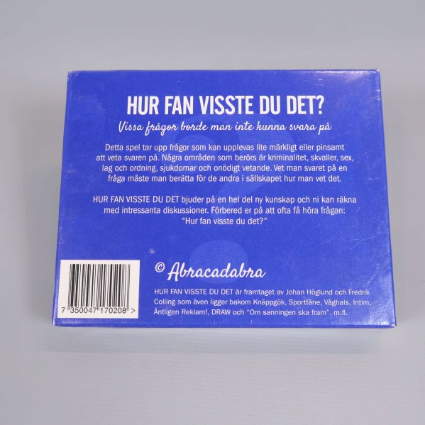 Baksidan av spelasken med spelbeskrivning och logotyp